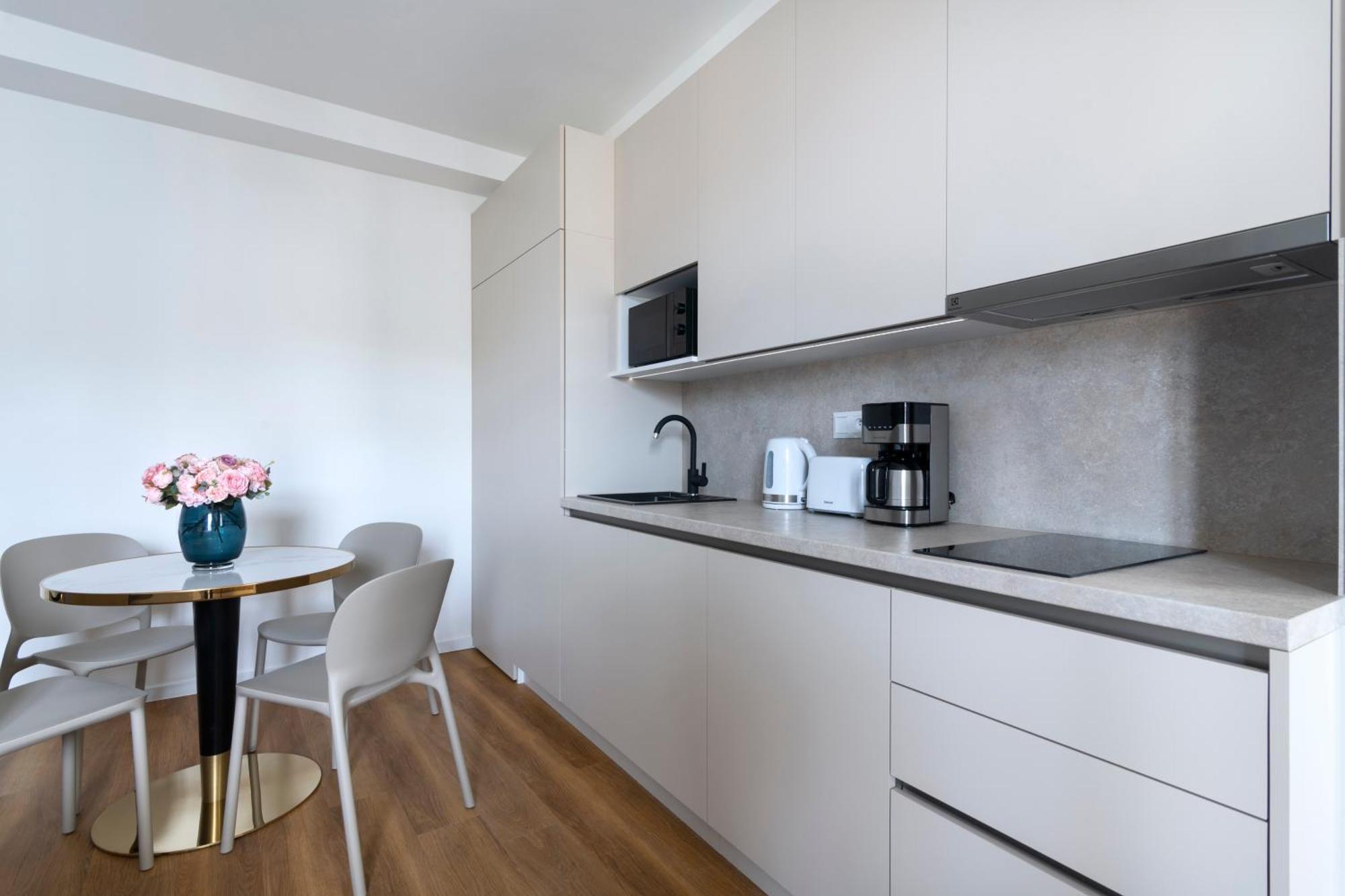 Encore Boutique Residence By Dwellfort Прага Екстериор снимка